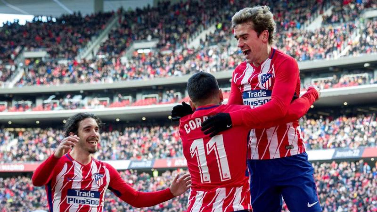 Los futbolistas del Atlético celebran el tercer gol, marcado por Correa, ante el Celta. RODRIGO JIMÉNEZ