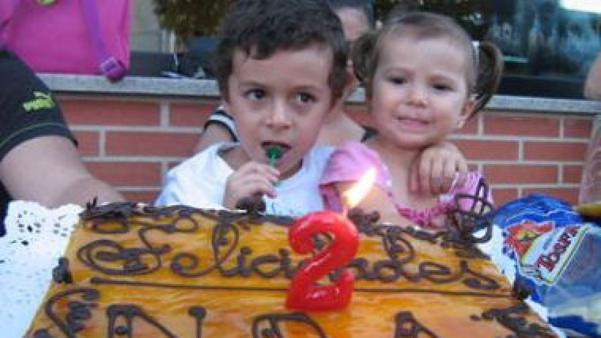 Aarón y Noa momentos antes de degustar la exquisita tarta en honor de la pequeña.