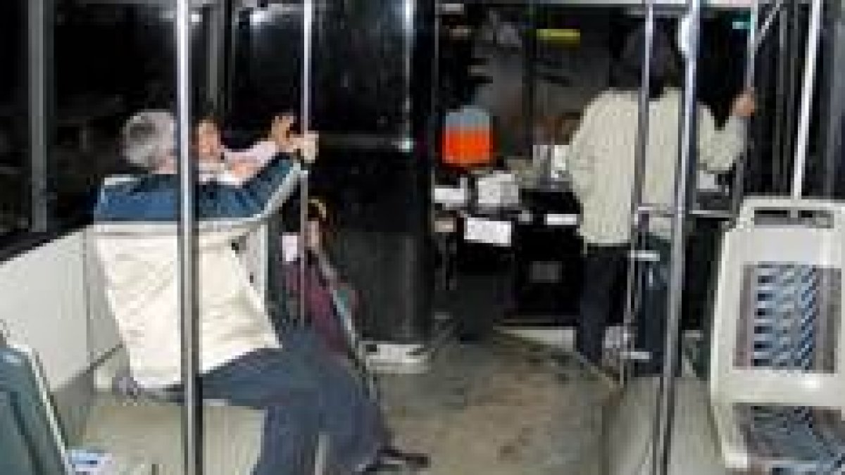 Los usuarios del autobús nocturno no sólo son jóvenes