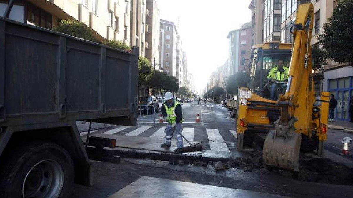 Obras en Gran Vía de San Marcos, ayer, a media mañana.