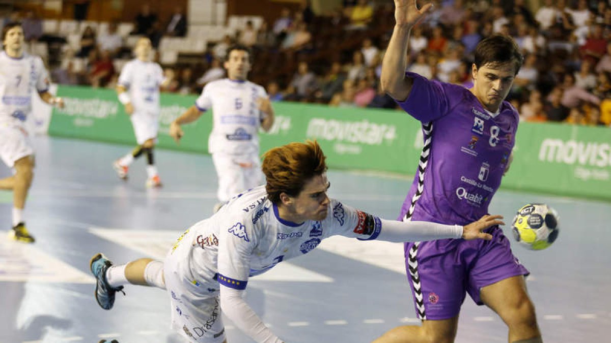Mario López, frente a Guadalajara en el partido de la primera vuelta disputado en León. FERNANDO OTERO