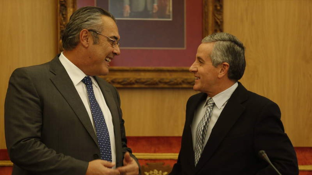 Agustín Rajoy y Emilio Gutiérrez, en el transcurso de una sesión de Pleno anterior.