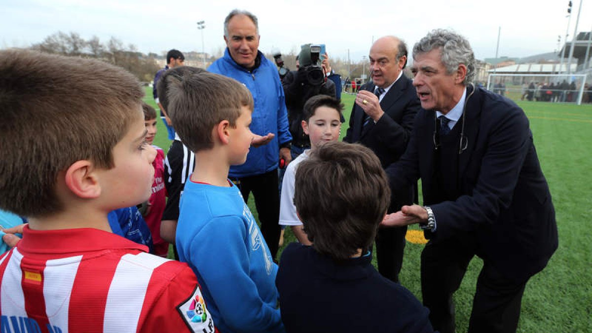 Ángel María Villar saludó a algunos de los jóvenes que estaban entrenando a la vez que se reinauguraban los campos
