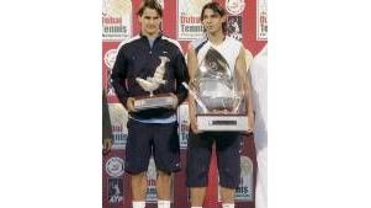 Roger Federer y Rafa Nadal posan con los trofeos tras la final