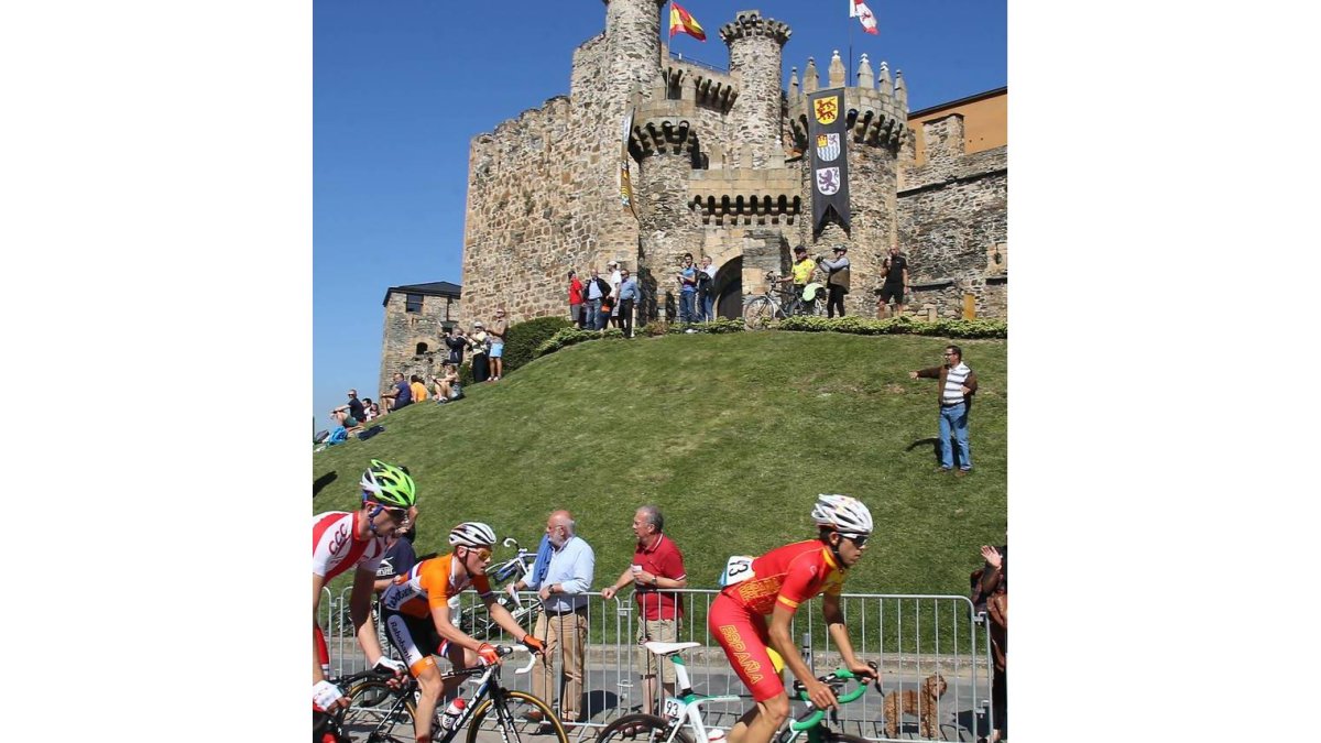 El leonés Benito tira del pelotón a su paso por el Castillo de Ponferrada