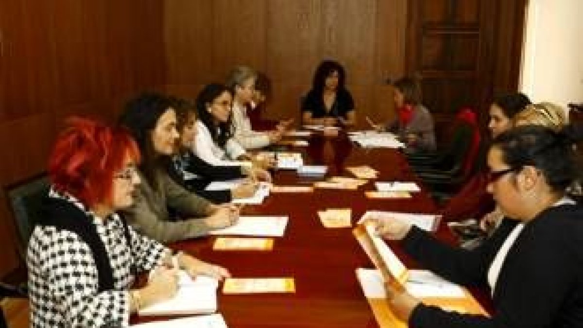 La comisión, instantes antes de comenzar la reunión que se celebró ayer en San Marcelo