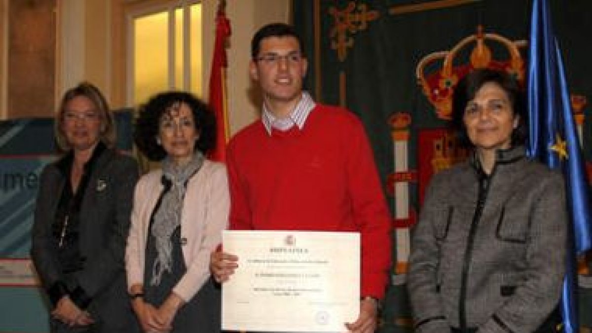 Mercedes Cabrera y Pedro Fernández Cavero, en el centro, posan en el Ministerio de Educación