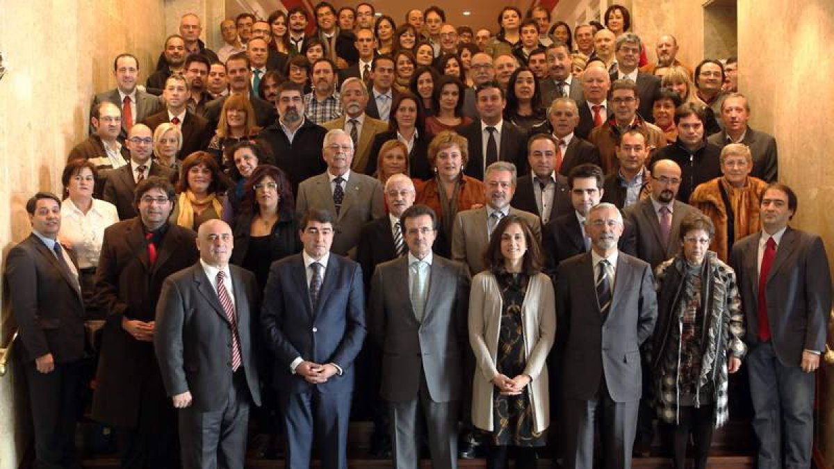 Plantilla, colaboradores y equipo directivo de DIARIO DE LEÓN posan para la foto de familia previa a la comida de Navidad. ramiroPlantilla, colaboradores y equipo directivo de DIARIO DE LEÓN posan para la foto de familia previa a la comida de Navidad.
