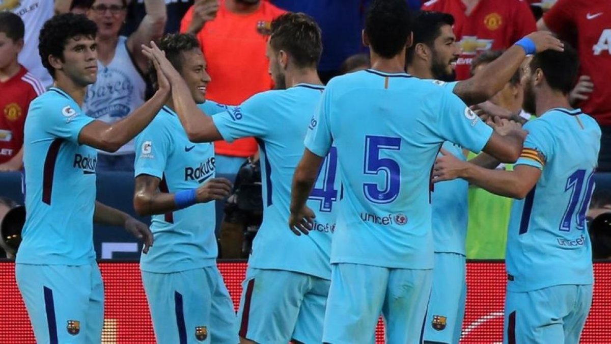 Los jugadores del Barça se felicitan tras el gol de Neymar con el que batieron al United en Washington. Los jugadores del Barça se felicitan tras el gol de Neymar con el que batieron al United en Washington.