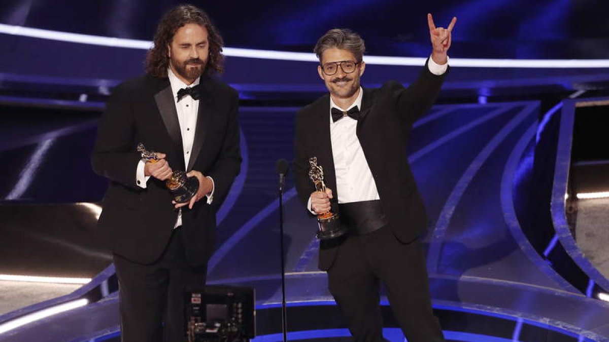 Leo Sánchez y el leonés Alberto Mielgo celebrando su Oscar por ‘El limpiaparabrisas’. ETIENNE LAURENT