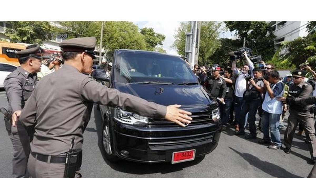 Un grupo de soldados abren paso al vehículo en el que viaja el jefe del Ejército, a su llegada a la base de Bangkok, este viernes.