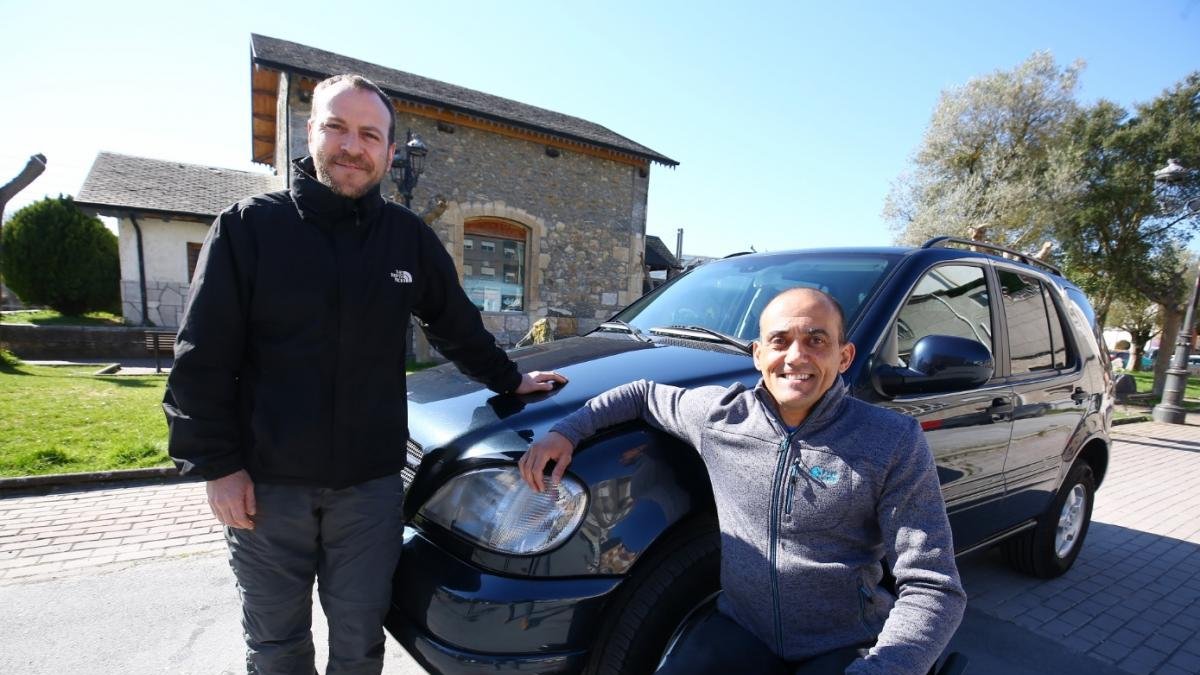 Pedro González (D) e Iván Rodríguez (I), integrantes del equipo No Limits Bierzo Raid Team, junto al coche en el que participará en el proyecto solidario Oasis Raid 2019