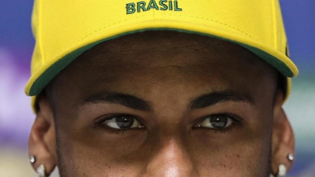 Neymar fija la mirada en los periodistas durante la rueda de prensa de este martes, en Teresópolis.