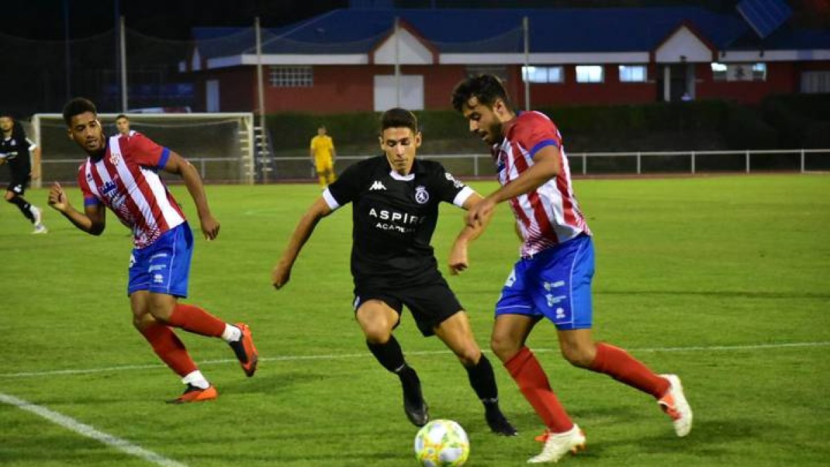 Imagen del partido de pretemporada entre el Bembibre y la Cultural. DL