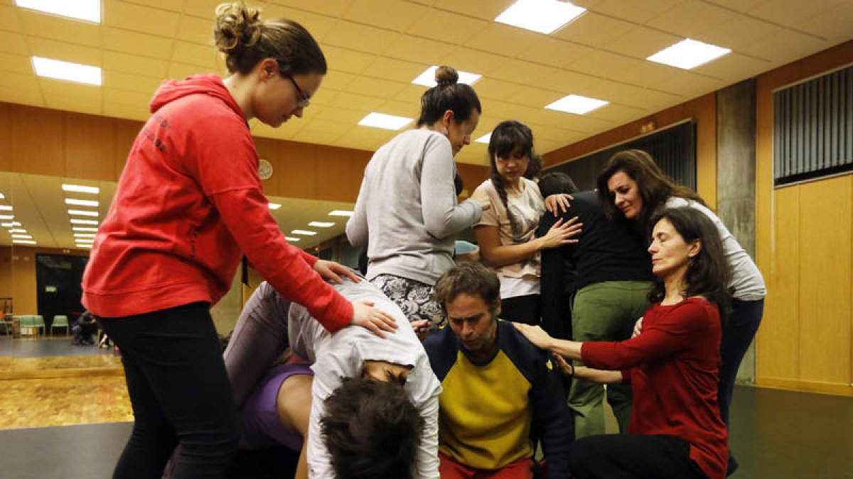 El grupo de participantes ayer en las sesiones de danza en el Aula de Artes del Cuerpo de la Universidad. MARCIANO