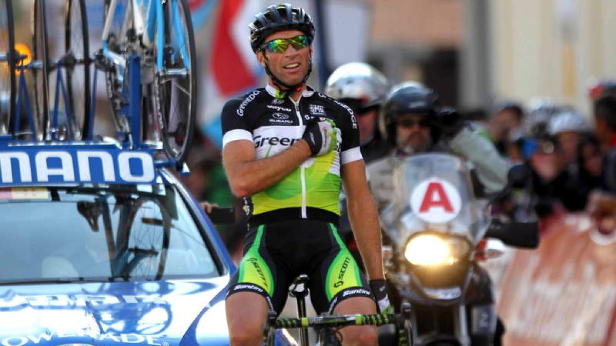 El ciclista suizo Michael Albasini cruza la meta en solitario.