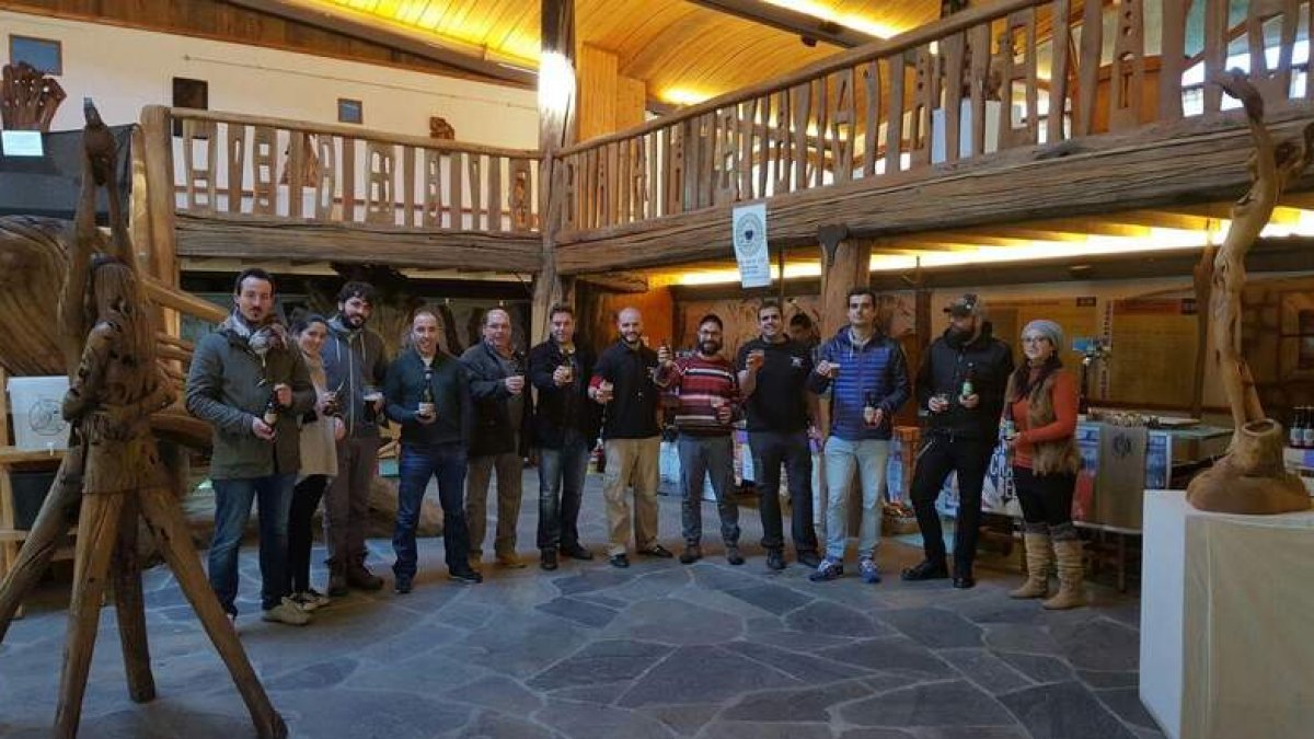 Los artesanos de la cerveza, con los cargos de Coalición por el Bierzo, en la Casa de las Gentes.