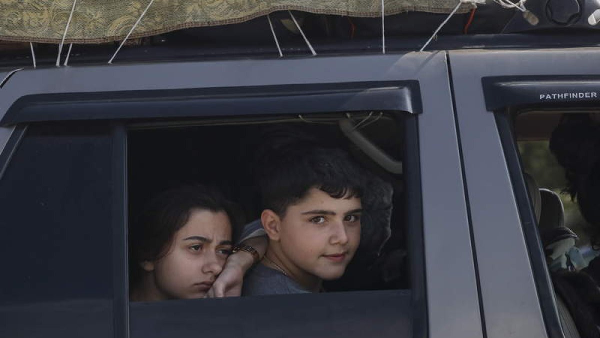 Dos niños armenios huyen de Nagorno Karabaj. ANATOLY MALTSEV