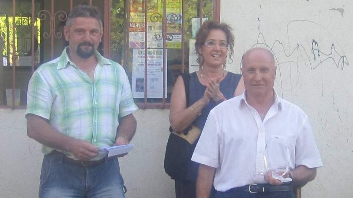 Narciso posa con su trofeo de vencedor en un torneo en el que sus máximos rivales al triunfo fueron Carlos Morán y Alberto Cosgaya, este último compañero suyo en el Club El Soto.