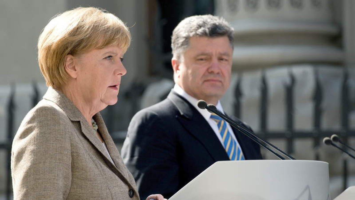 Angela Merkel junto a Petro Poroshenko ayer.