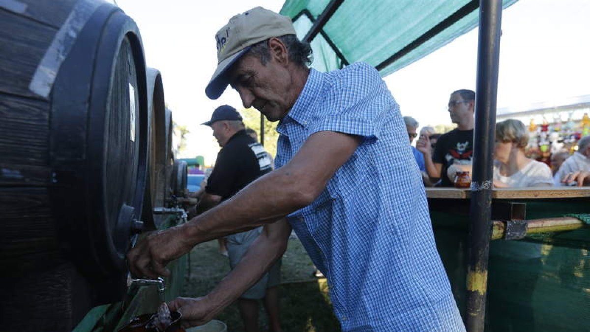 El vino se reparte en jarras conmemorativas. JESÚS F. SALVADORES