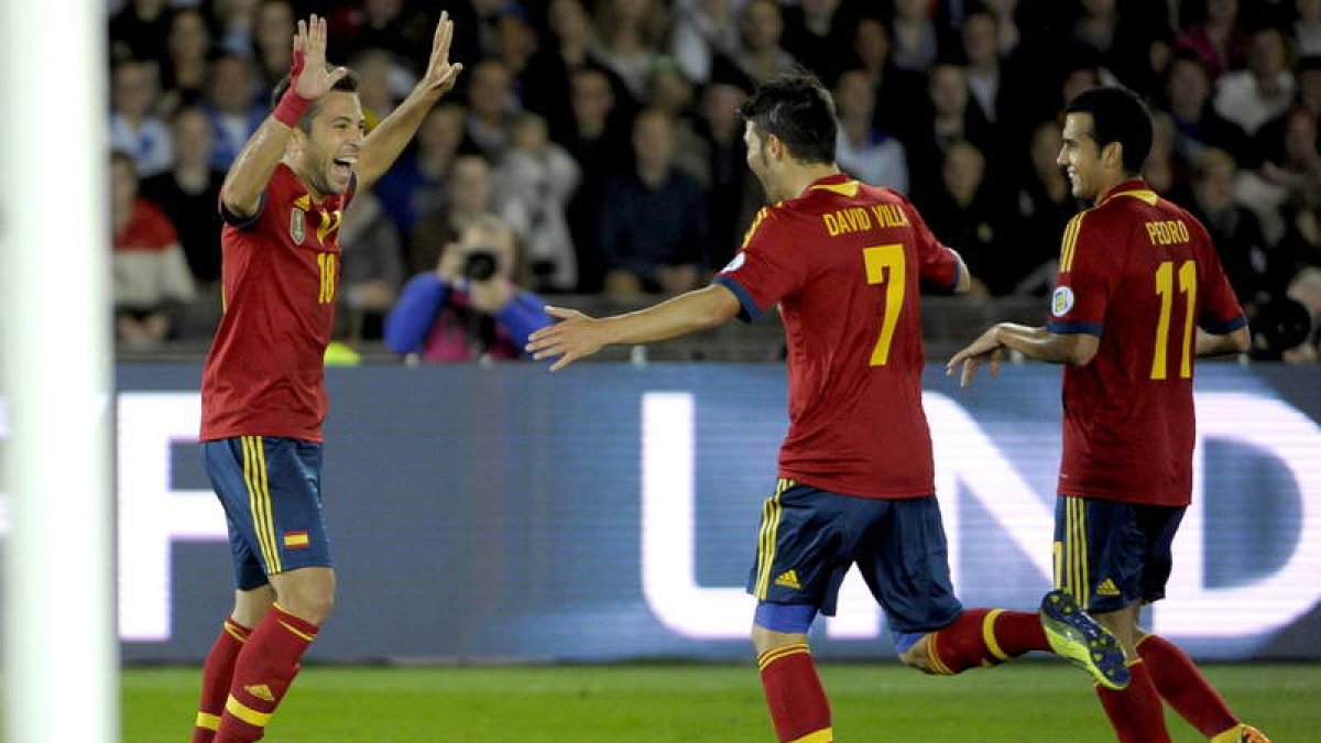 Jordi Alba celebra junto a David Villa y Pedro su gol que abría el marcador para España frente a una ultradefensiva Finlandia.