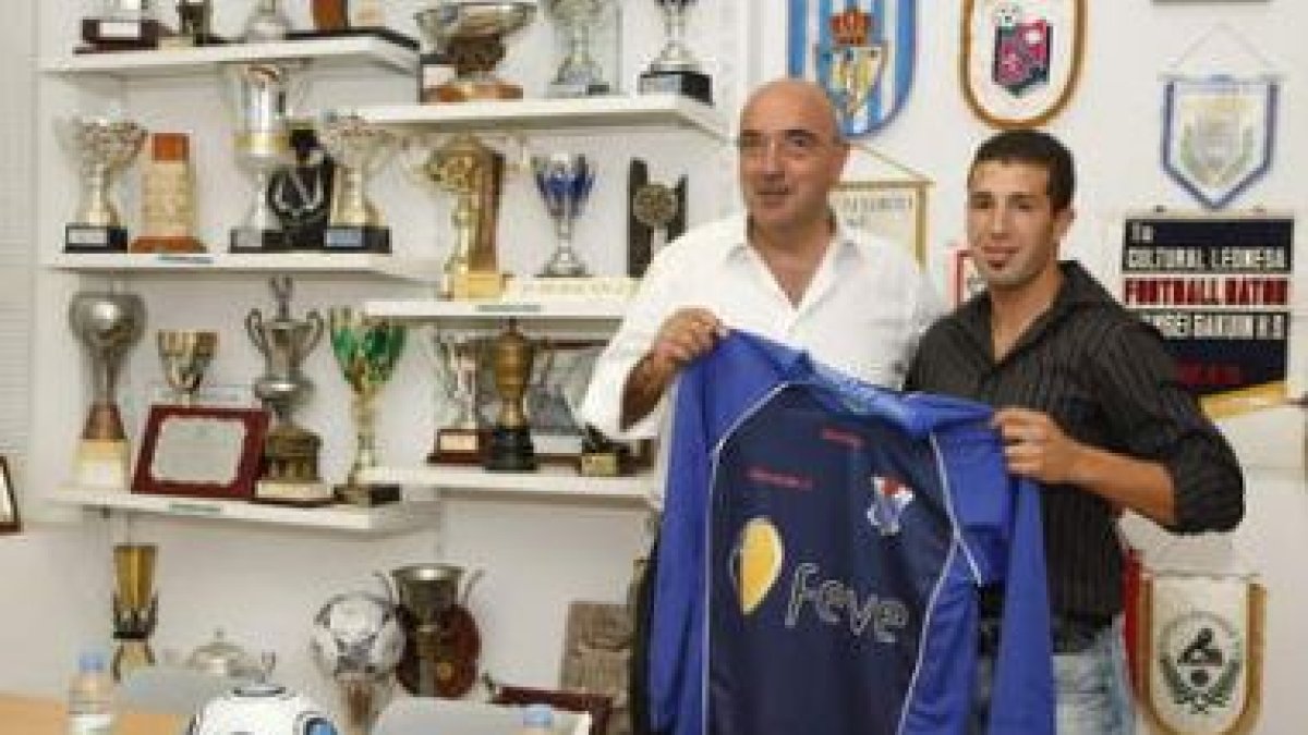 El Huracán Z presentó ayer a Landáburu, a la derecha, como nuevo jugador del club.