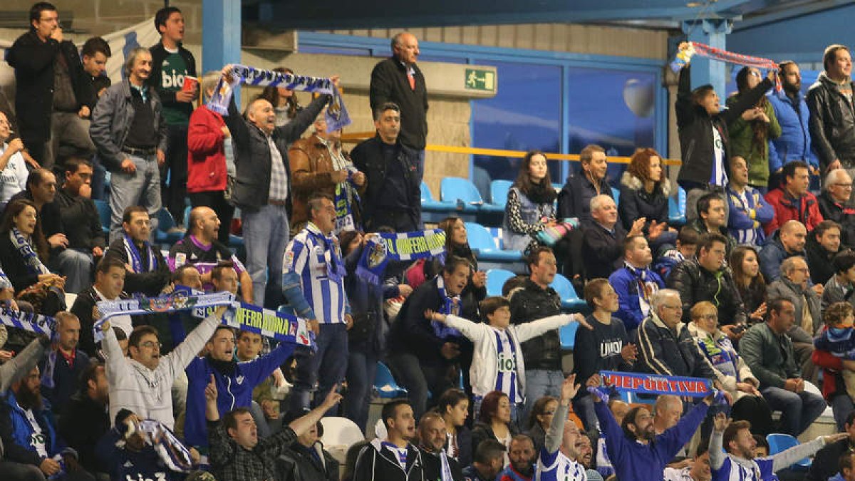 Los hinchas visitantes trajeron su sidra.