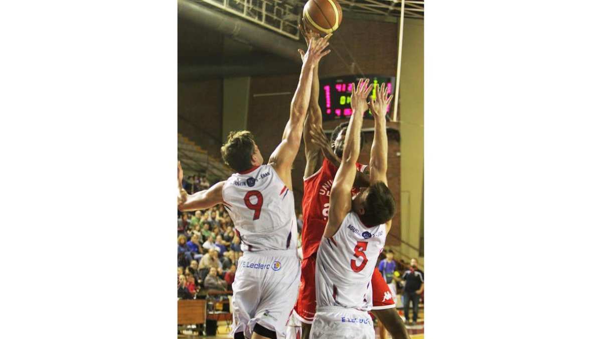 Agustinos sigue invicto en los derbis frente al ULE.