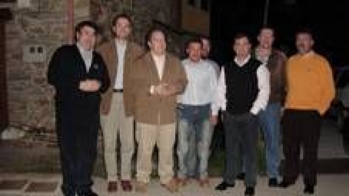 El nuevo portavoz del PP, José Manuel Gutiérrez, segundo izquierda, entre Cerezales y Fernández