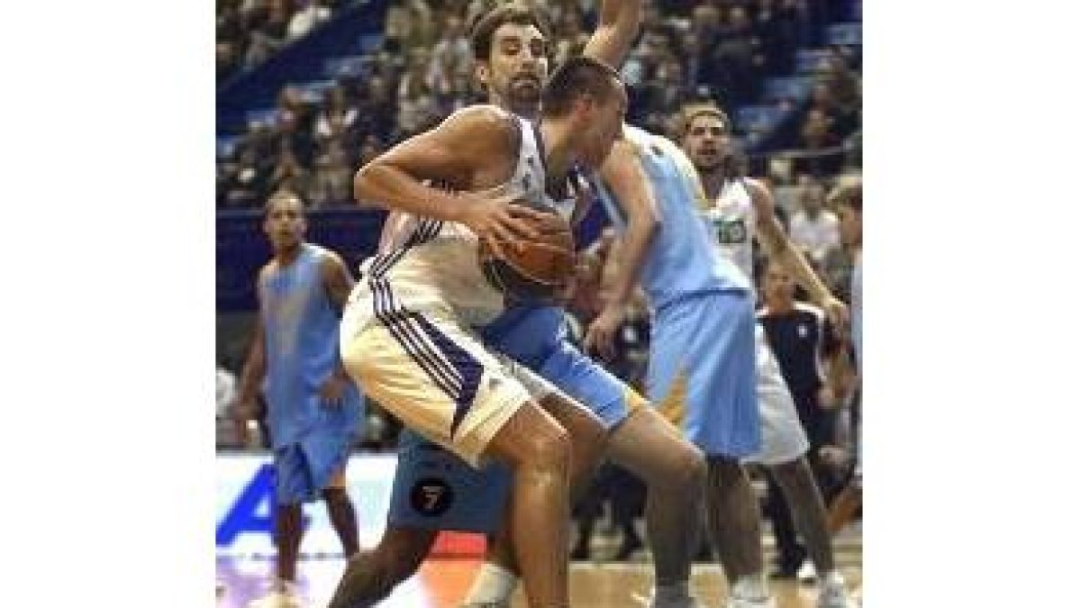 Hervelle intenta superar el bloqueo de Kammerichs en una acción de ataque