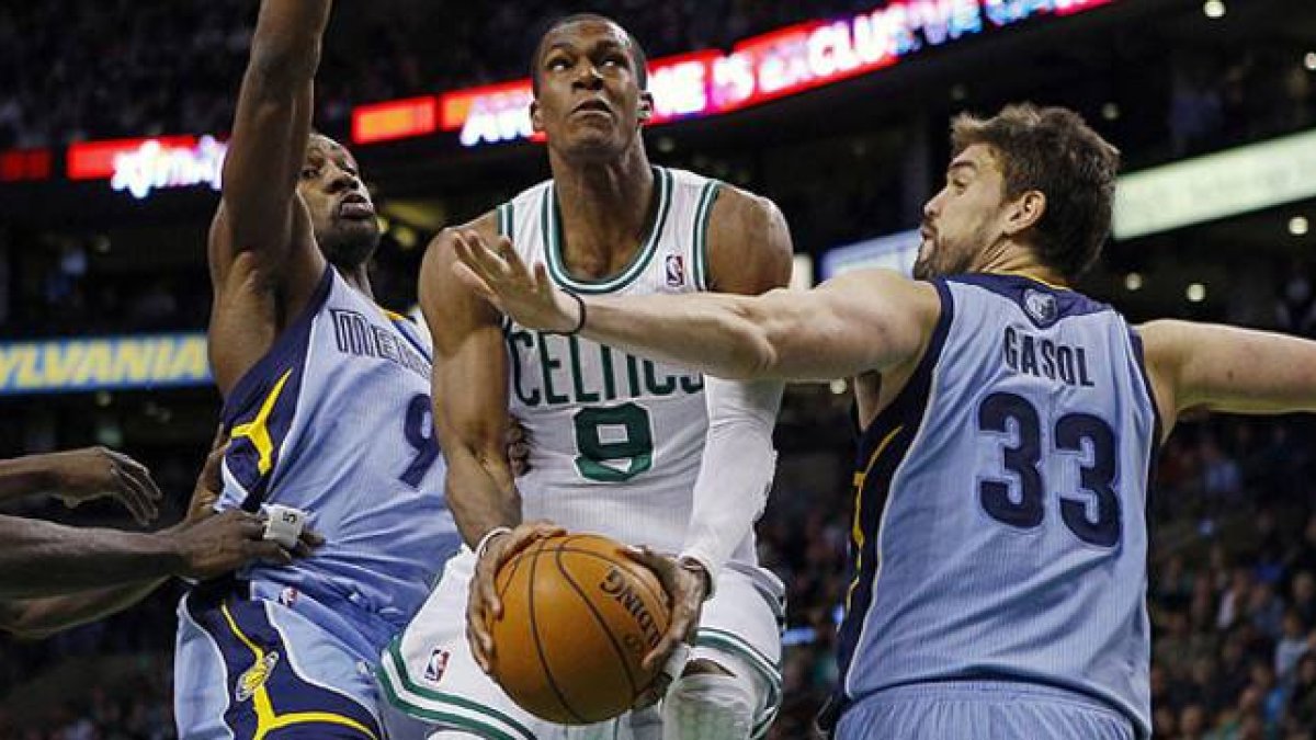 Marc Gasol trata de impedir que Rajon Rondo entre a canasta.