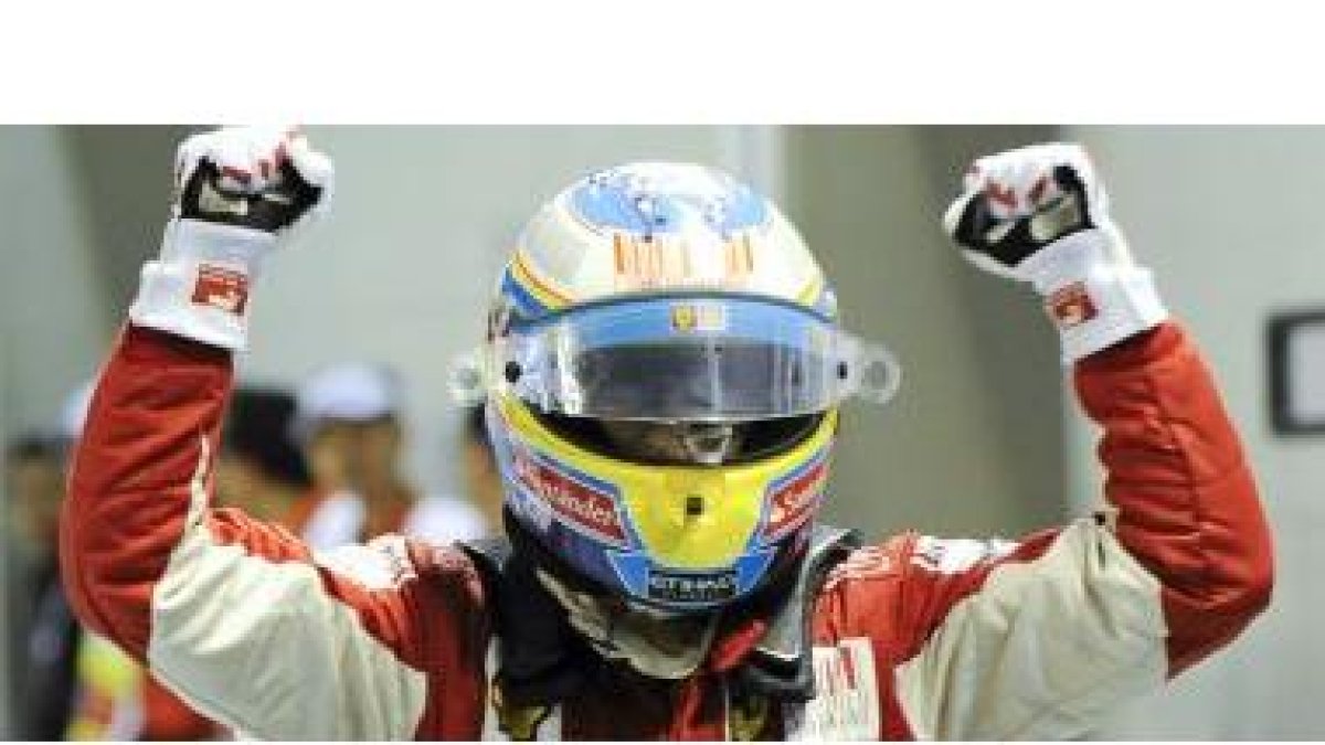 Fernando Alonso celebra eufórico un triunfo que le coloca segundo en el Mundial de F-1.
