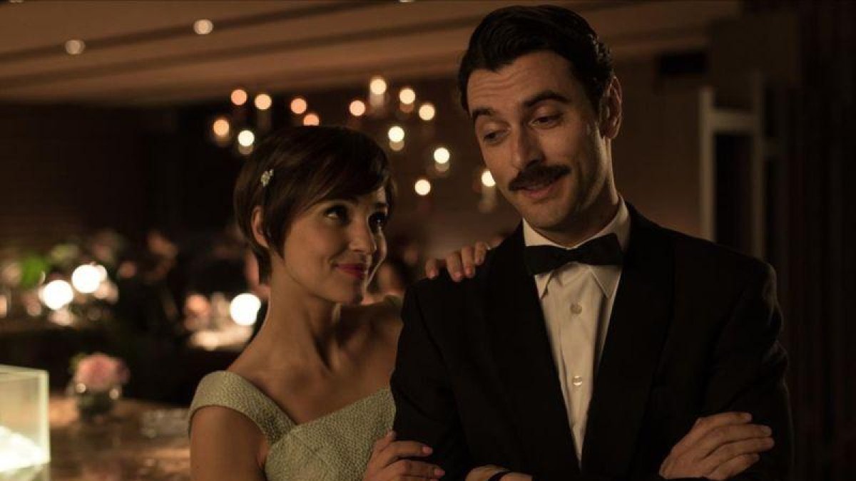 Paula Echevarría y Javier Rey, en una escena de la temporada final de la serie 'Velvet'.