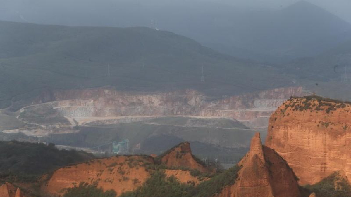 Las Médulas, Patrimonio de la Humanidad, y al fondo la cantera de Catisa en una imagen de archivo.