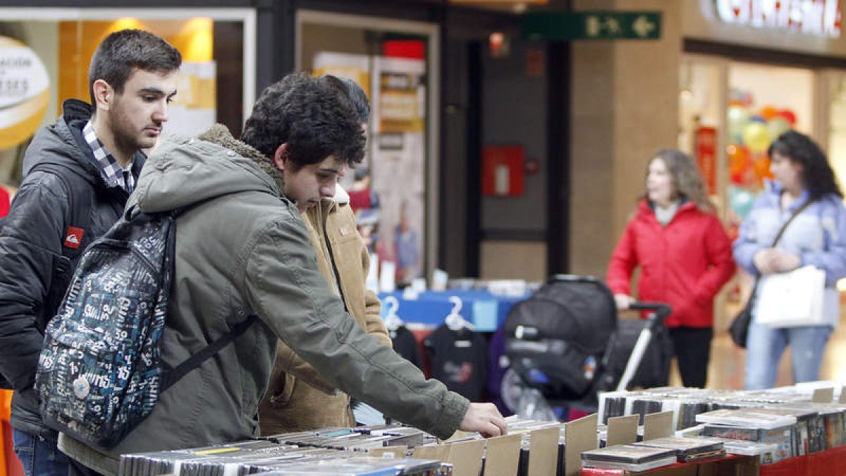 Imagen de asistentes a la feria, ayer, en Espacio León.