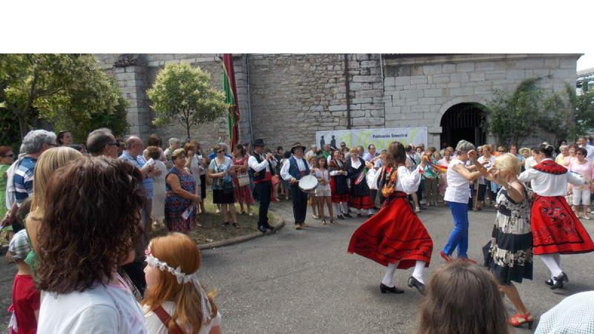 Los vecinos de La Robla despidieron sus fiestas con la celebración de la tradicional romería de la Celadina en la ermita.