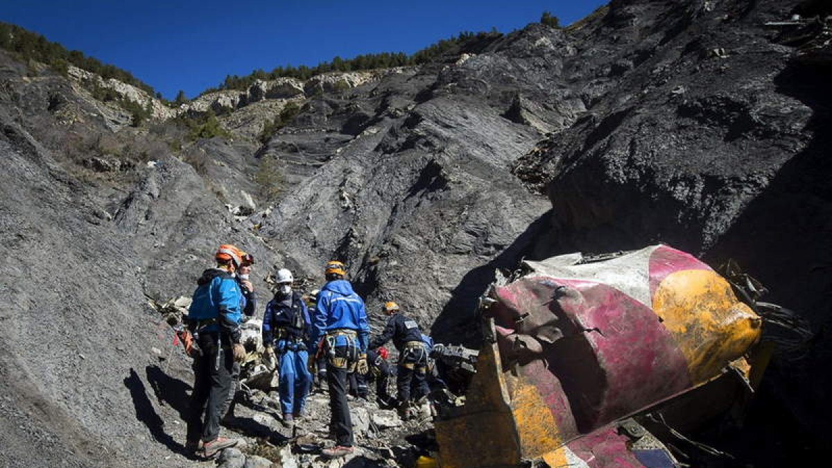 Imagen de archivo de los equipos de rescate trabajando en el lugar del accidente.