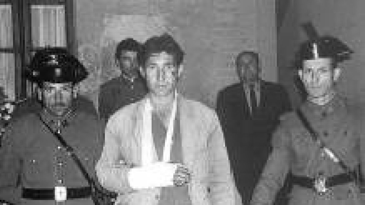 Una de las fotografías legendarias del Lute, herido y esposado