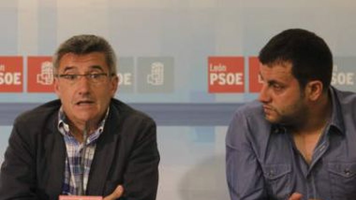 Francisco Fernández e Ibán García, ayer, en la sede del PSOE.