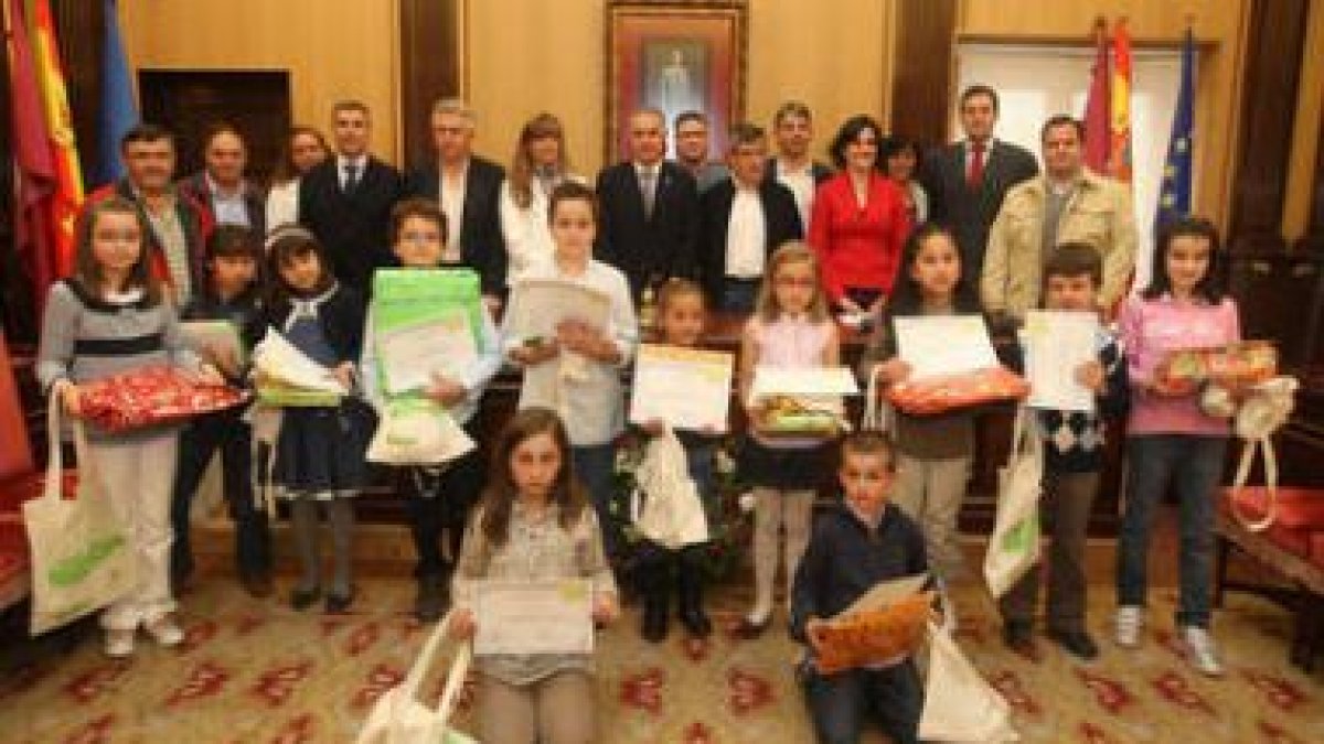 Ganadores del concurso, junto a representantes municipales.