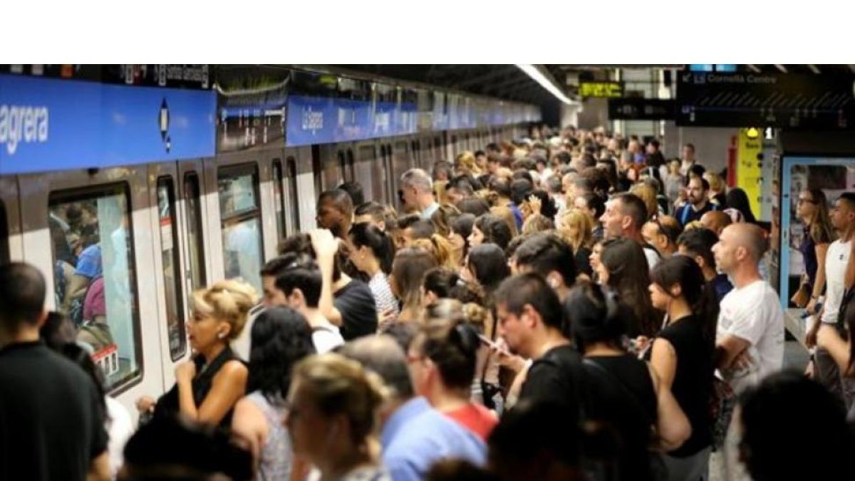 Aglomeración de viajeros en la estación de la Sagrera durante una jornada de huelga del metro