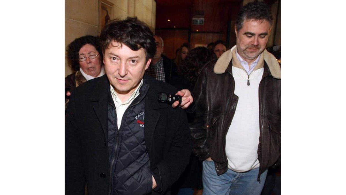 Samuel Folgueral y el concejal Fernando Álvarez, ayer en la sede del PSOE en Valladolid.