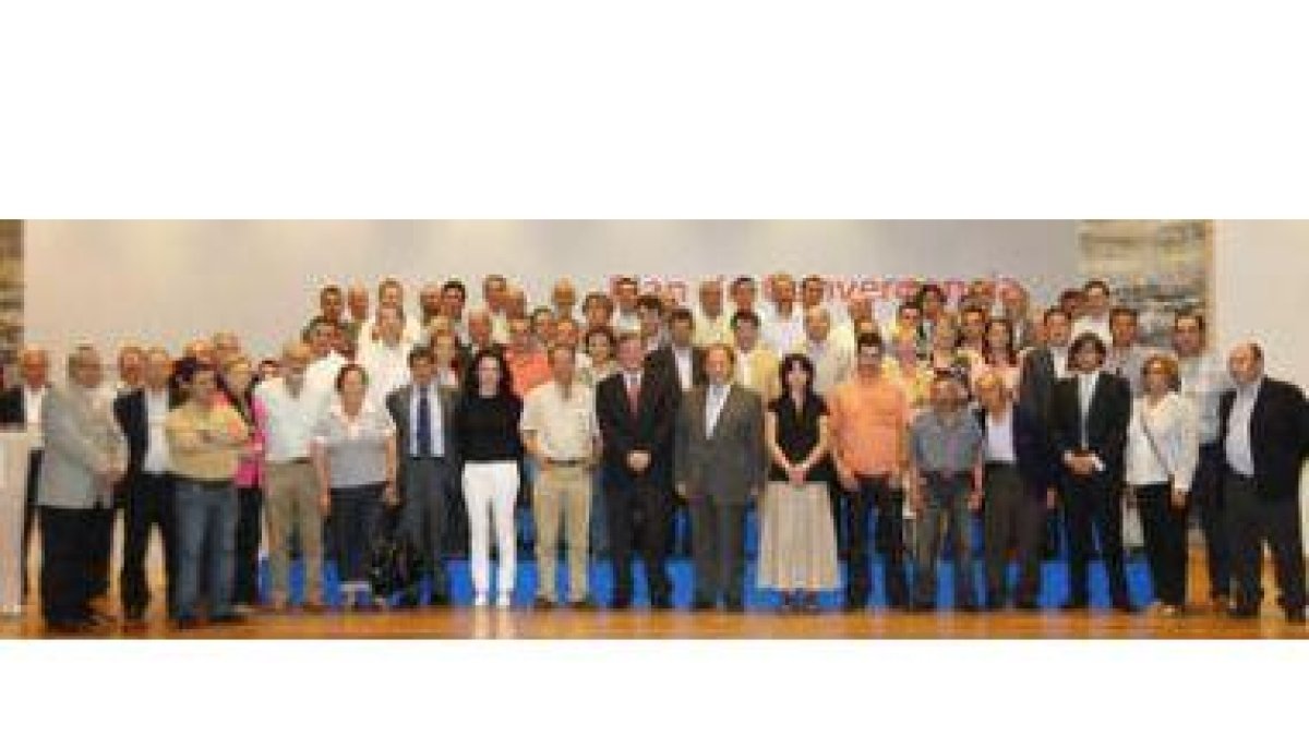 Silván, en el centro, posó con los alcaldes de los 74 nuevos municipios que se acogen a estas ayuda