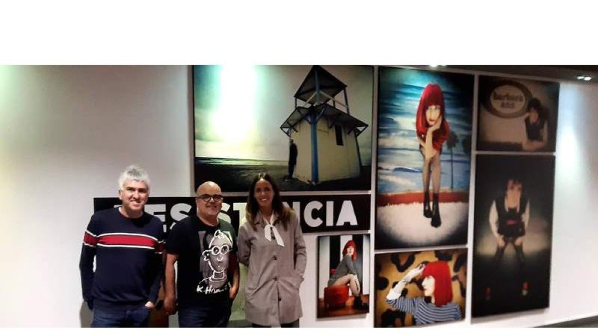 Álex Cooper, Óscar de la Huerga y Mary Wilson ante las obras que exponen en la sala Berlanga de Madrid. DL