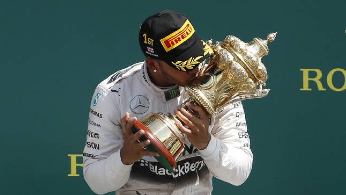 Hamilton besando la copa de la victoria en el GP de Inglaterra.