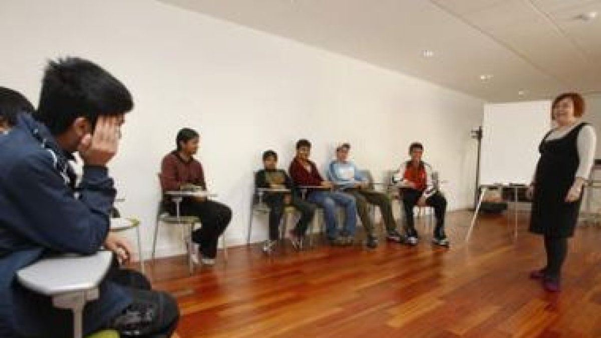 Inmaculada, la profesora, junto a los alumnos inmigrantes en el aula sociolingüística