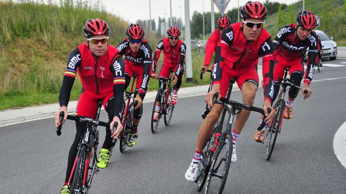 Evans (i) se entrenó ayer con el resto de compañeros del BMC en la víspera del inicio del Tour.