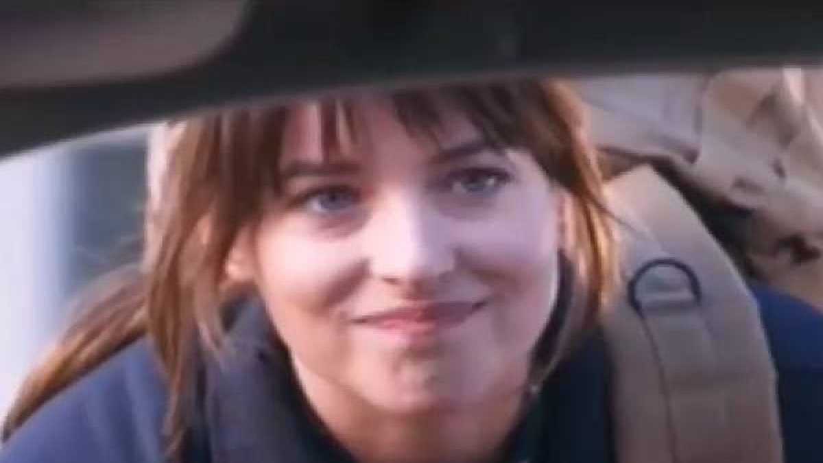 La protagonista de '50 sombras de Grey' se alista a las tropas del Estado Islámico en un parodia para 'Saturday Night Live'.