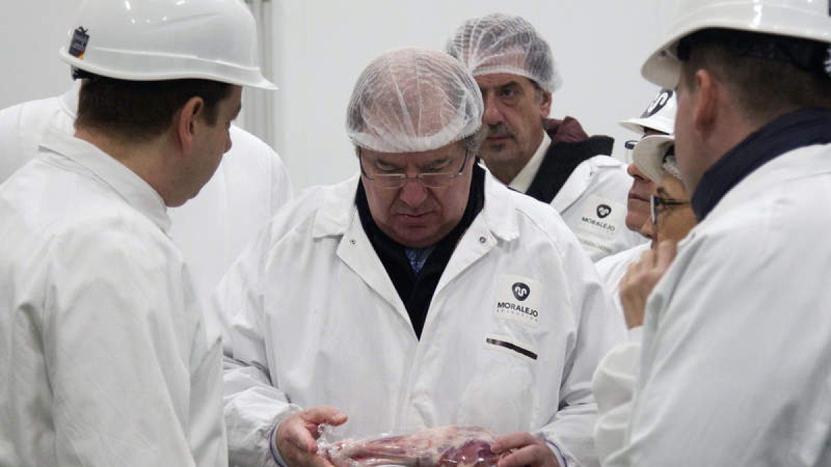 Herrera, ayer, en su visita a una industria agroalimentaria. M.A.M